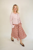 Cardigan Puderrosé mit Volant – Bio Baumwolle