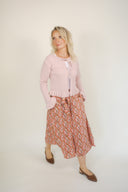 Cardigan Puderrosé mit Volant – Bio Baumwolle